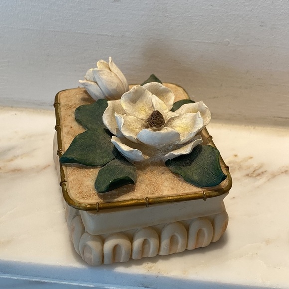 Ganz Magnolia Flower Ivory Ceramic Trinket Box NWT - Picture 5 of 13